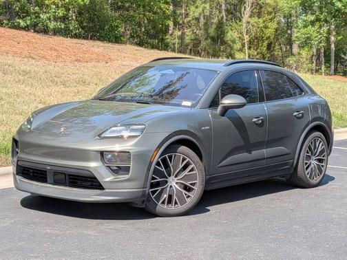 Aventurine Green Metallic 2025 Porsche Macan