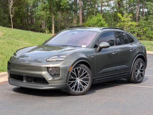 Aventurine Green Metallic 2025 Porsche Macan