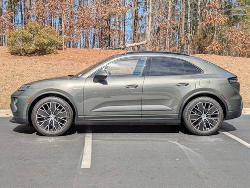 Aventurine Green Metallic 2025 Porsche Macan