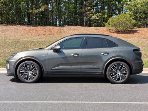Aventurine Green Metallic 2025 Porsche Macan