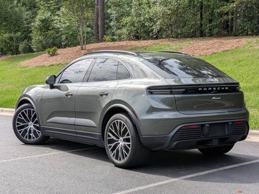 Aventurine Green Metallic 2025 Porsche Macan