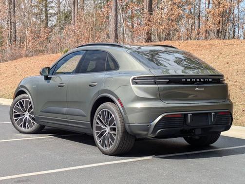 Aventurine Green Metallic 2025 Porsche Macan