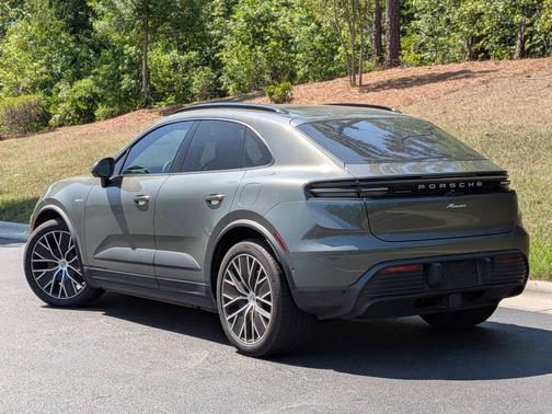 Aventurine Green Metallic 2025 Porsche Macan