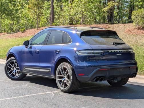 Gentian Blue Metallic 2025 Porsche Macan