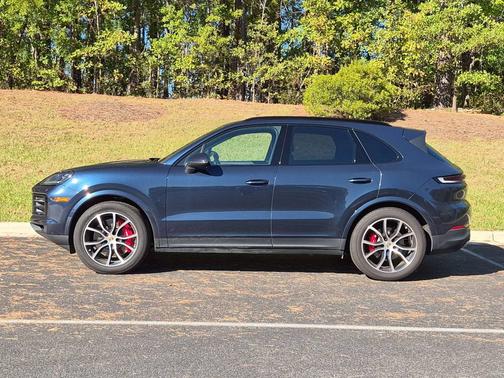 Algarve Blue Metallic 2024 Porsche Cayenne