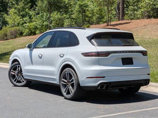 Carrara White Metallic 2023 Porsche Cayenne