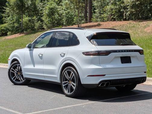 Carrara White Metallic 2023 Porsche Cayenne