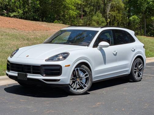 Carrara White Metallic 2023 Porsche Cayenne