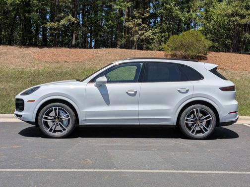 Carrara White Metallic 2023 Porsche Cayenne