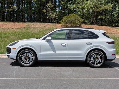 Carrara White Metallic 2023 Porsche Cayenne