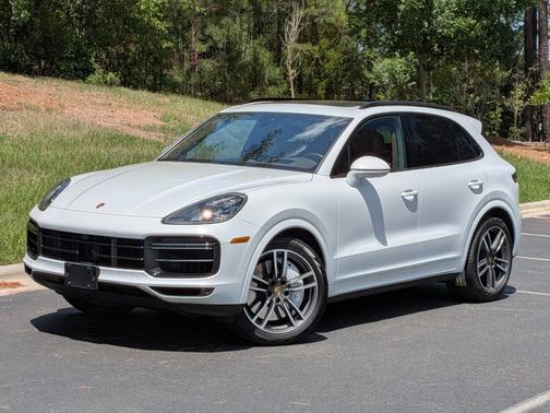 Carrara White Metallic 2023 Porsche Cayenne