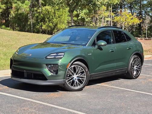 Oak Green Metallic Neo 2026 Porsche Macan