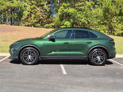 Oak Green Metallic Neo 2026 Porsche Macan