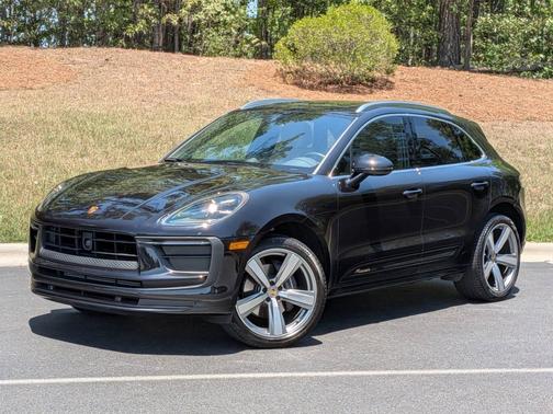 Jet Black Metallic 2025 Porsche Macan