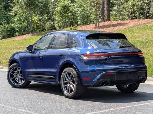 Gentian Blue Metallic 2024 Porsche Macan