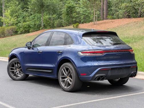 Gentian Blue Metallic 2024 Porsche Macan