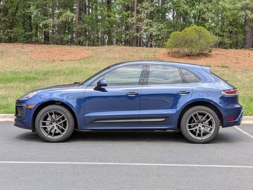 Gentian Blue Metallic 2024 Porsche Macan