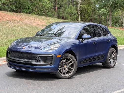 Gentian Blue Metallic 2024 Porsche Macan