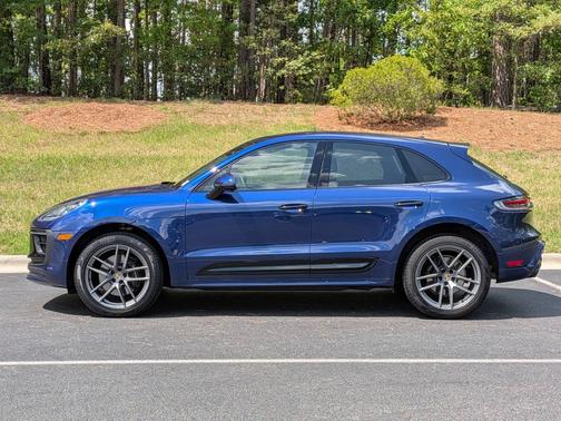 Gentian Blue Metallic 2024 Porsche Macan
