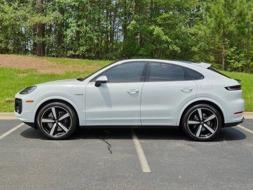 Carrara White Metallic 2026 Porsche Cayenne