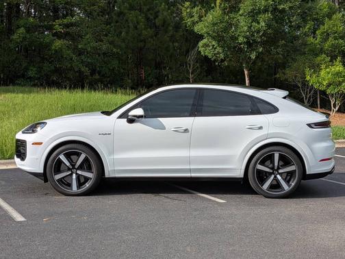 Carrara White Metallic 2026 Porsche Cayenne