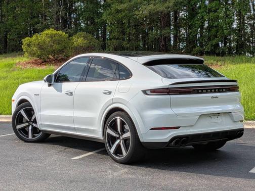 Carrara White Metallic 2026 Porsche Cayenne