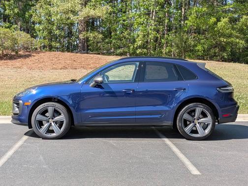 Gentian Blue Metallic 2025 Porsche Macan