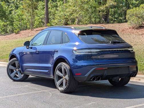 Gentian Blue Metallic 2025 Porsche Macan