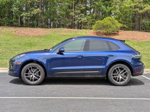 Gentian Blue Metallic 2026 Porsche Macan