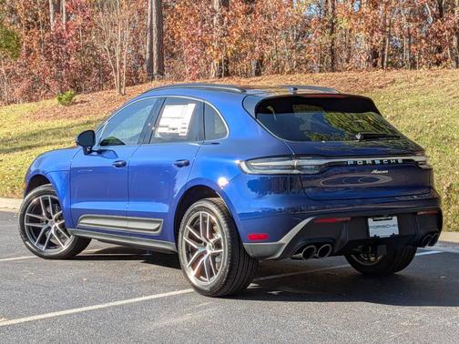 Gentian Blue Metallic 2026 Porsche Macan