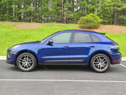 Gentian Blue Metallic 2026 Porsche Macan