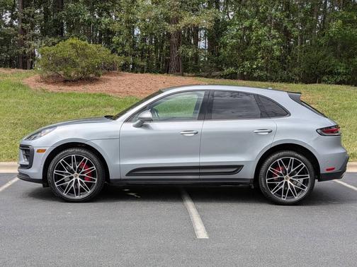 Dolomite Silver Metallic 2022 Porsche Macan