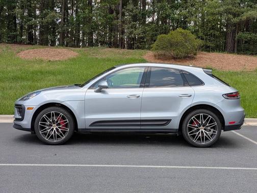 Dolomite Silver Metallic 2022 Porsche Macan