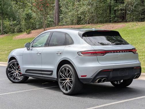 Dolomite Silver Metallic 2022 Porsche Macan