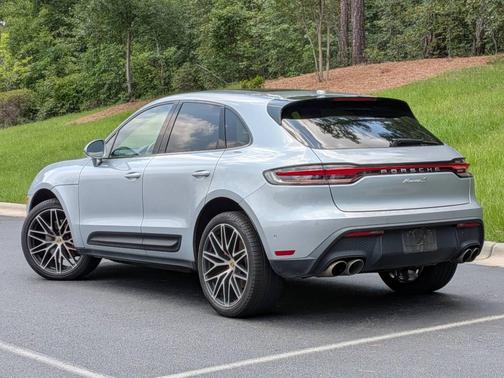 Dolomite Silver Metallic 2022 Porsche Macan