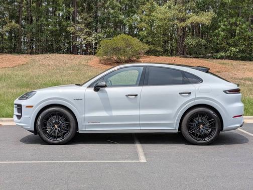 Carrara White Metallic 2026 Porsche Cayenne