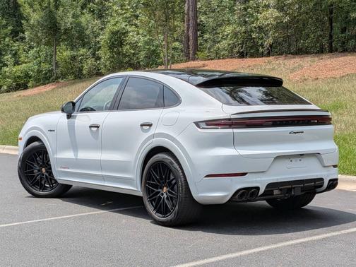 Carrara White Metallic 2026 Porsche Cayenne