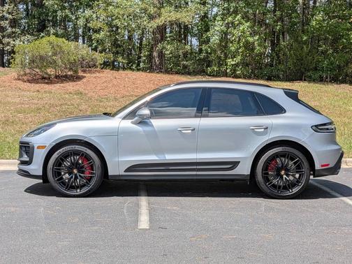 Dolomite Silver Metallic 2026 Porsche Macan
