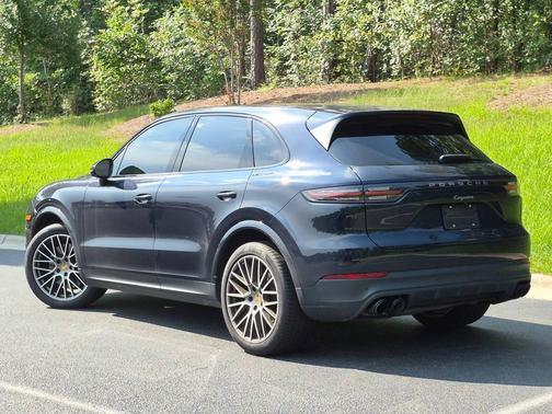 Moonlight Blue Metallic 2022 Porsche Cayenne