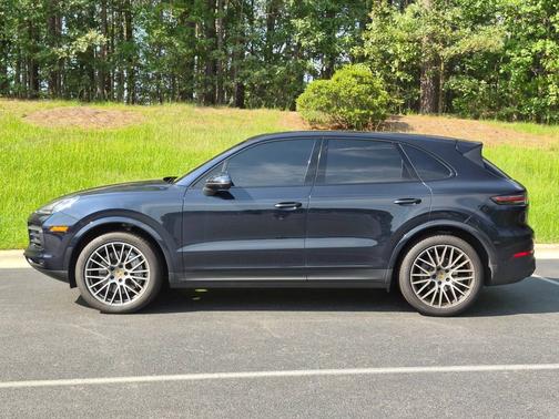 Moonlight Blue Metallic 2022 Porsche Cayenne