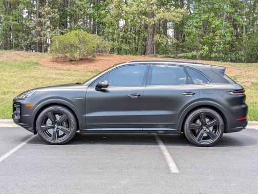Chromite Black Metallic 2025 Porsche Cayenne