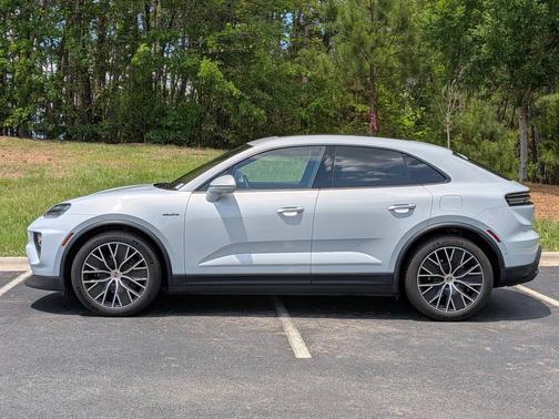 Ice Grey Metallic 2025 Porsche Macan