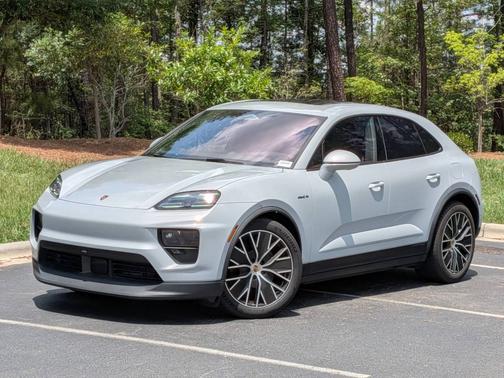 Ice Grey Metallic 2025 Porsche Macan