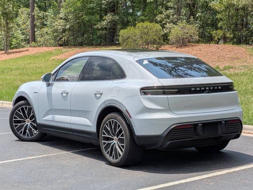 Ice Grey Metallic 2025 Porsche Macan