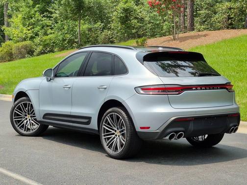 Dolomite Silver Metallic 2026 Porsche Macan