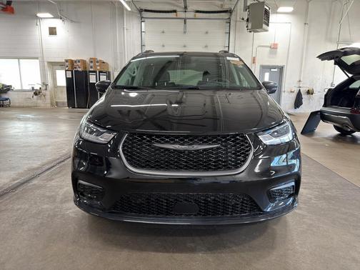 Diamond Black 2024 Chrysler Pacifica Touring-L