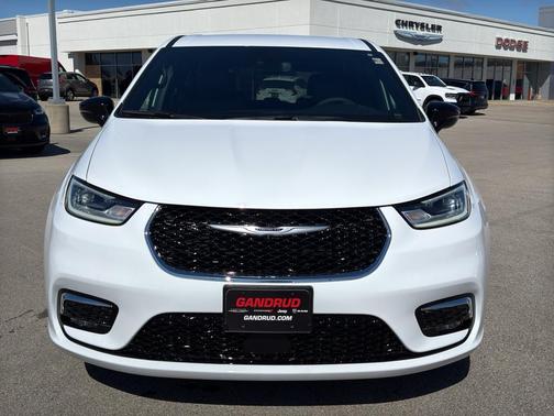 Bright White Clearcoat 2026 Chrysler Pacifica Select