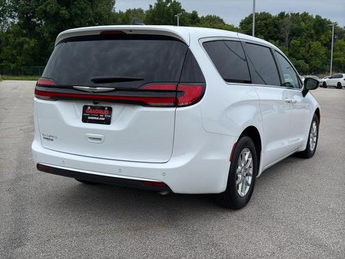Bright White Clearcoat 2026 Chrysler Pacifica Select