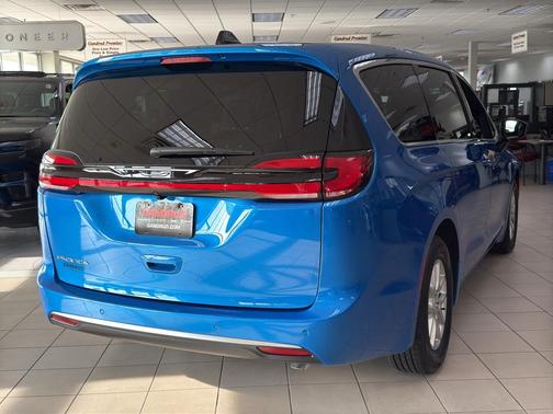 Hydro Blue Pearlcoat 2027 Chrysler Pacifica SELECT