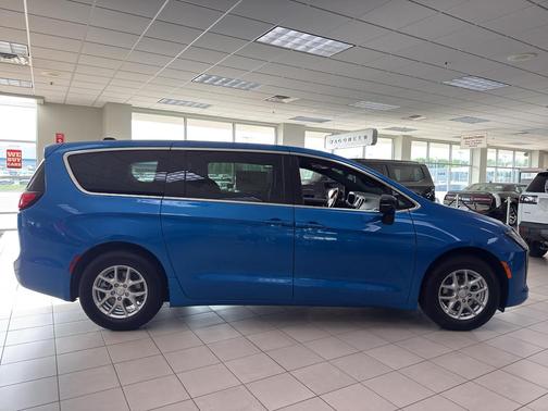 Hydro Blue Pearlcoat 2027 Chrysler Pacifica SELECT